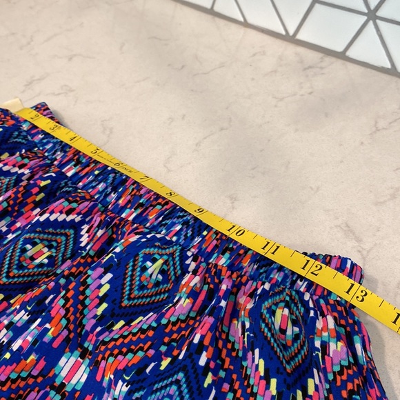 Geometric Pattern Flowy Shorts - Picture 2 of 8